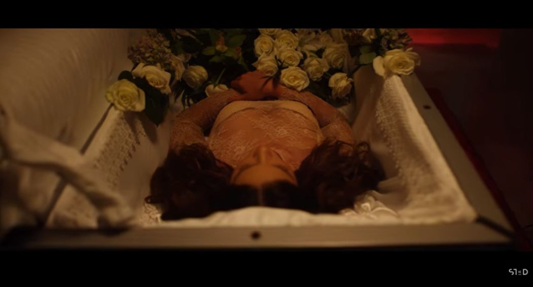 Τραγικό: Η Στικούδη τραγουδάει την κηδεία της μέσα στο φέρετρο (βίντεο)