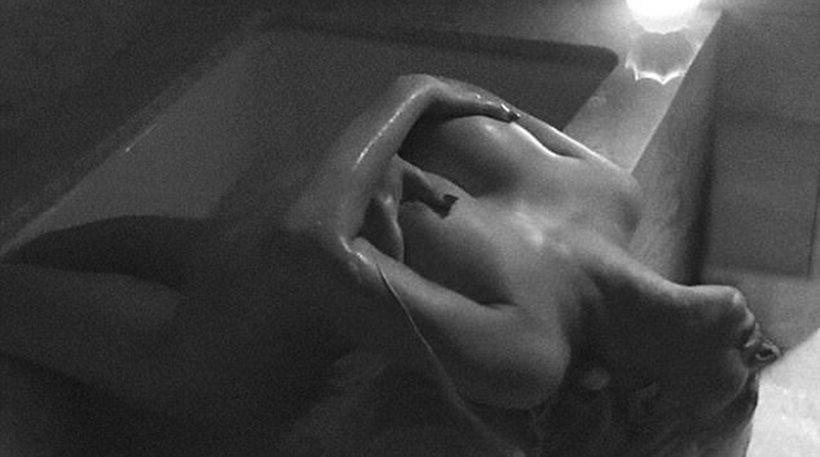 ΟΜG: Ολόγυμνη στην μπανιέρα πασίγνωστη τραγουδίστρια (εικόνες)