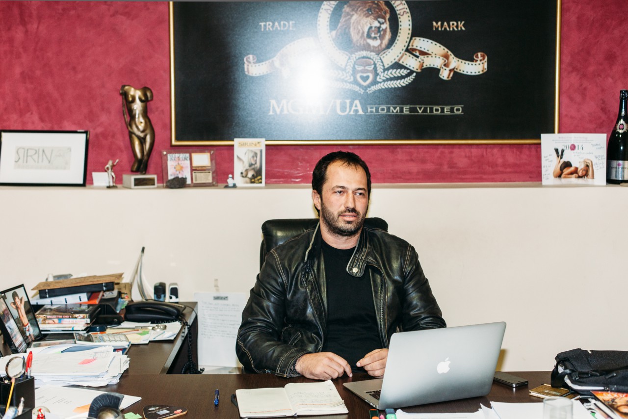 Τσάμπα δουλεύεις: Πόσα παίρνουν οι πρωταγωνιστές των ερωτικών ταινιών του Δημήτρη Σειρηνάκη