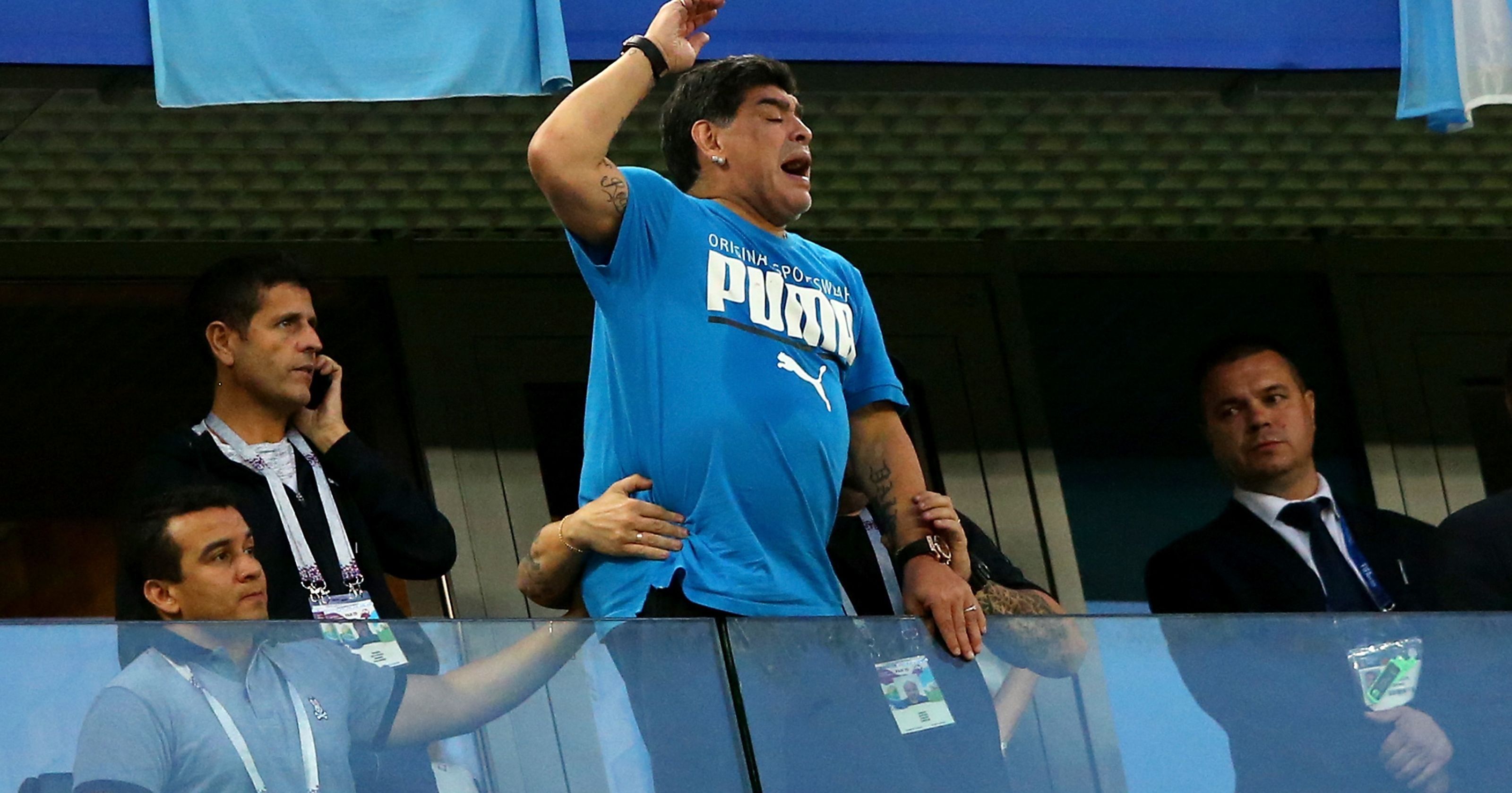 Kαρέ-καρέ η λιποθυμία του Μαραντόνα και η μεταφορά στο νοσοκομείο (βίντεο)