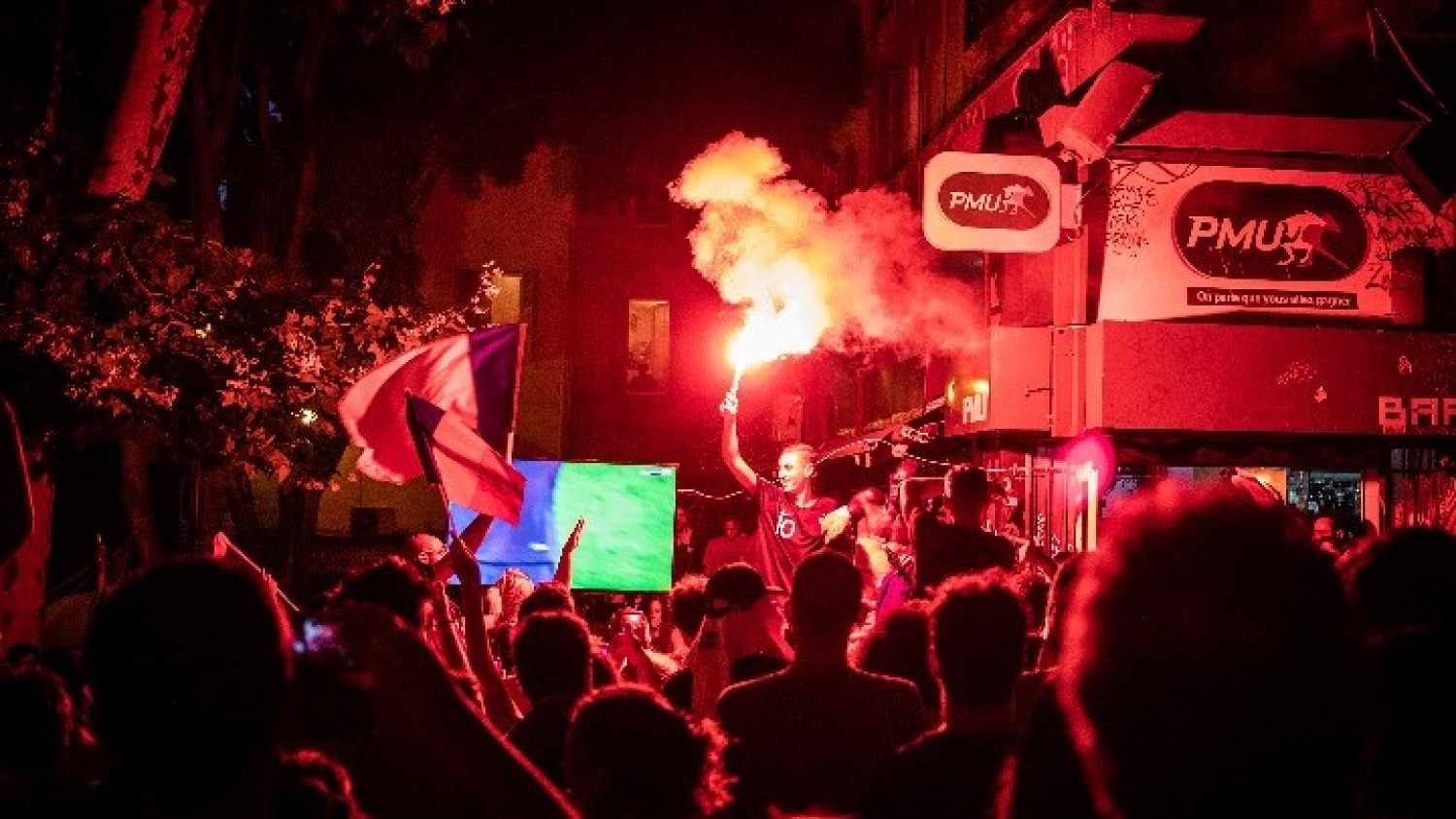 Ξέφρενοι ολονύχτιοι πανηγυρισμοί στο Παρίσι (εικόνες)