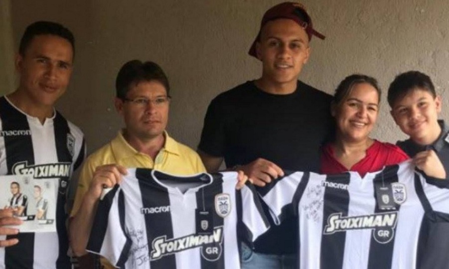 Φανέλες και αναμνηστικά του ΠΑΟΚ δώρισε στα αγαπημένα του πρόσωπα ο Ζαμπά