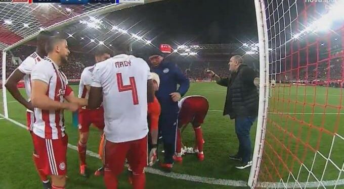 Προκλητικός ο Καραπαπάς…μπούκαρε στο γήπεδο!