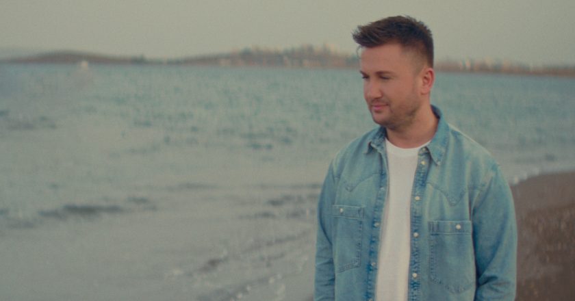 Bασίλης Δήμου: Eντυπωσιάζει με το νέο του τραγούδι-ζεϊμπέκικο: «Μ’ Αγαπάς ή Τζάμπα Πίνω» (βιντεοκλιπ)