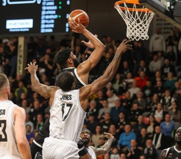 Με «καταιγισμό» στην τέταρτη περίοδο, ο ΠΑΟΚ διέλυσε την Πριέβιτζα 87-67 στη Σλοβακία